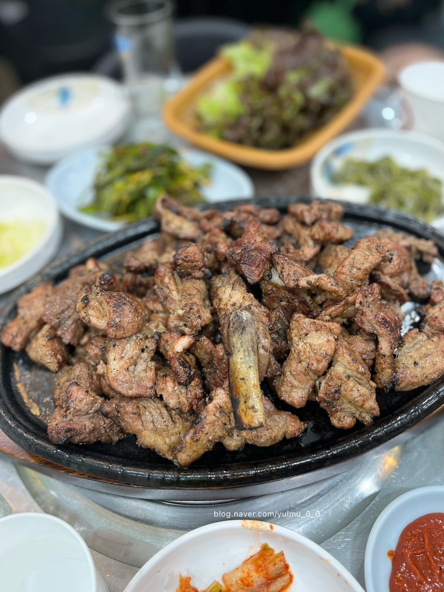철판에 담겨 나온 연탄불 돼지갈비