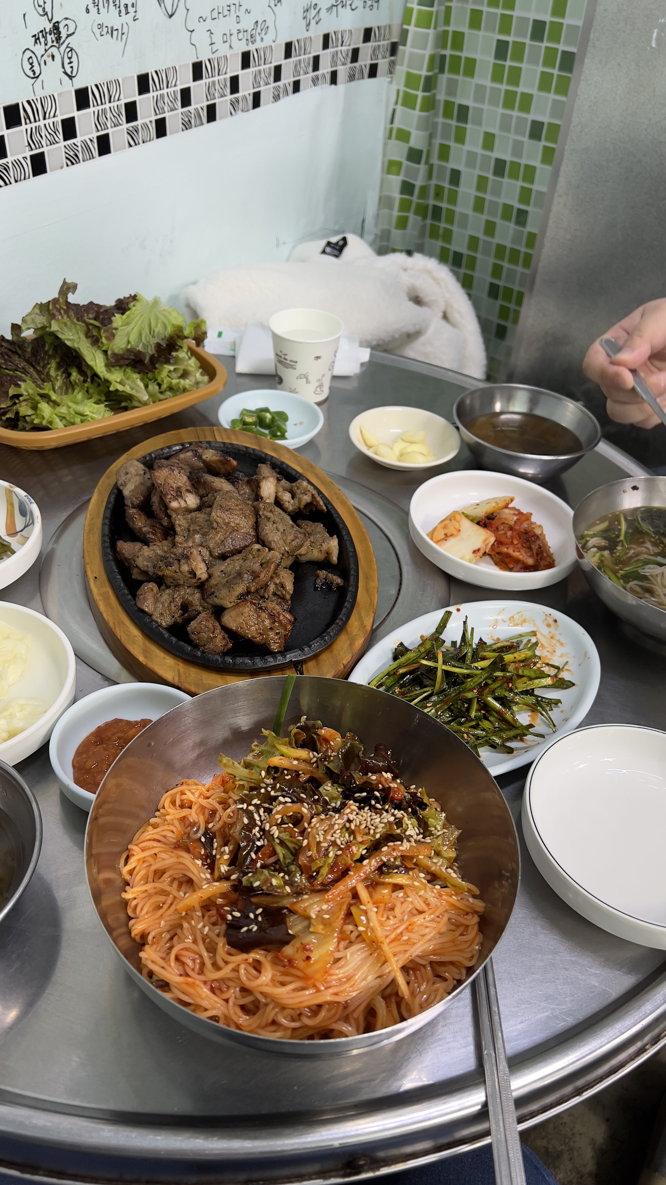돼지갈비와 비빔국수가 차려진 식탁